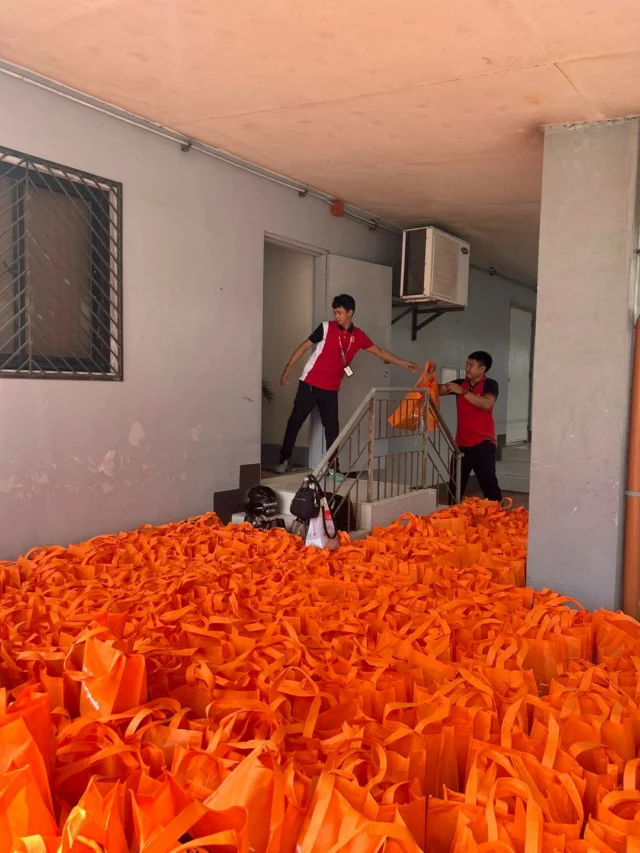 More than 200 students and teachers from the University of Nueva Caceres and the WeAreAyala Business Club (WAABC) Bicol chapter repacked relief goods for Enteng-hit communities in Naga City days after the tropical storm brought heavy rains and flooding to the area. Bayanihan was in full swing as the #BrigadangAyala volunteers distributed 1,000 family food packs to the hardest-hit barangays of the city yesterday.

"We are thankful to the many volunteers who helped us pack the relief goods last night [September 4]. It gives all of us a sense of comfort that everyone has each other's backs. Dios mabalos!," said WAABC-Bicol Chairperson Johanna Perez.

Our local and international donation channels remain open to those who would like to provide additional support for our operations.